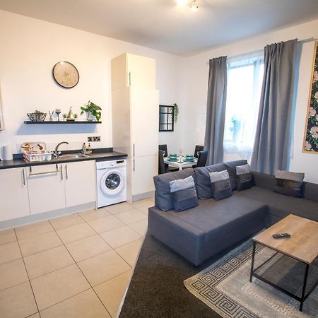 Ideal For Groups - Modern 2 Bedroom Apartment - Free Parking, Transit Links, Close To Stadiums Manchester Kültér fotó
